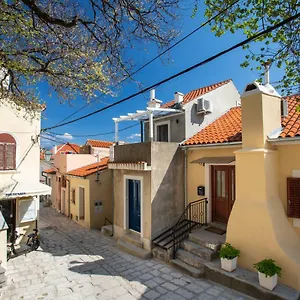 Apartman Little House In